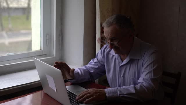 一位老人使用智能手机进行视频通话，通过视频通话安全地与人交流视频素材