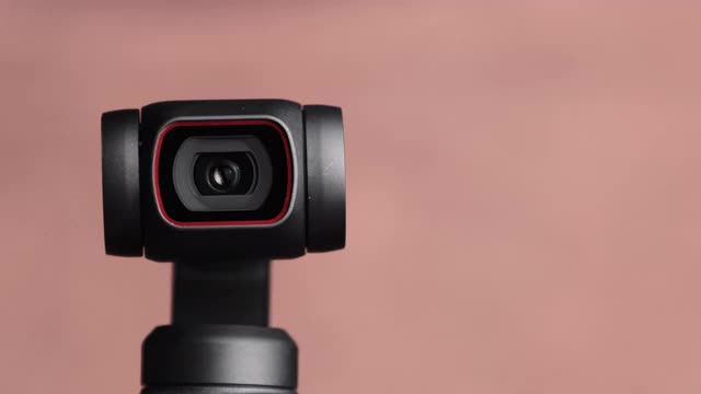 机械框架相机镜头旋转红色背景，机器人相机微距视频素材