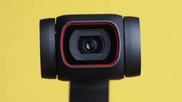 机械框架相机镜头旋转黄色背景，机器人相机微距视频素材