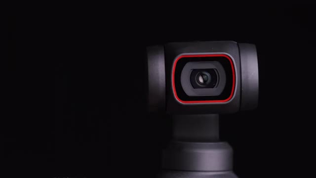 机械框架相机镜头旋转黑色背景，机器人相机微距视频素材