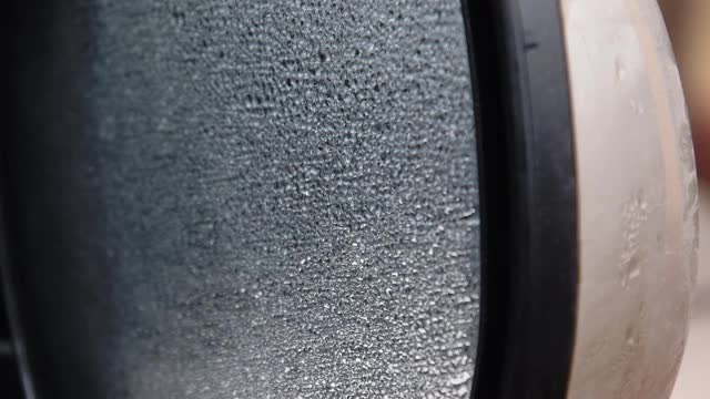 用水珠凝结模糊侧镜。水滴落在车窗玻璃上视频下载