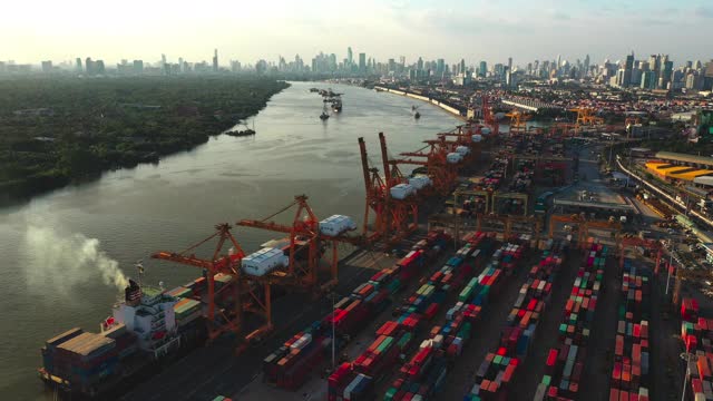 鸟瞰图国际港口用起重机装载集装箱的进出口业务物流视频素材