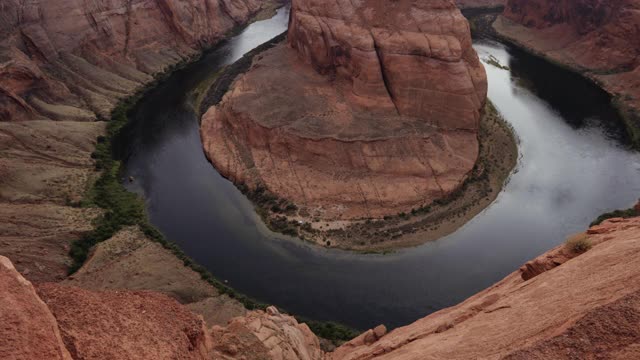 在美国西南部的度假:马蹄弯和科罗拉多河视频素材