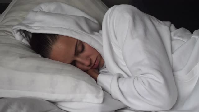 女人想睡在她的床上视频素材