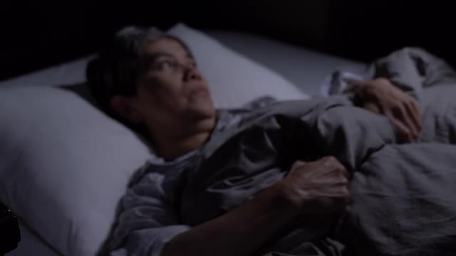 抑郁的老年妇女躺在床上无法入睡视频素材