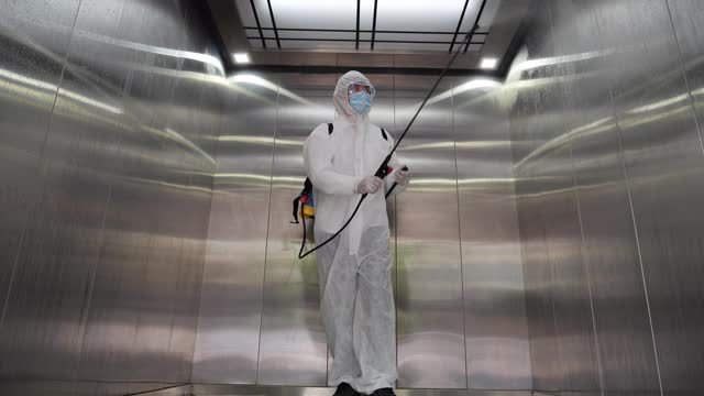 清洁人员正在办公室喷洒冠状病毒，以预防COVID-19。视频素材