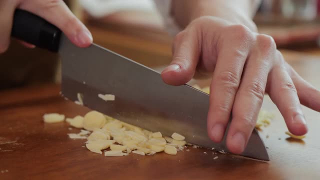 糕点厨师的手切白巧克力片成小块做饼干的特写。视频素材