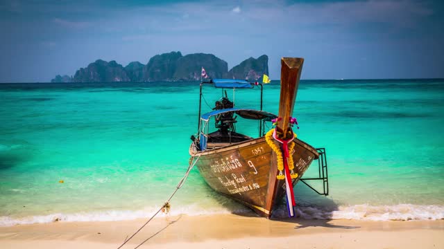 泰国皮皮群岛上的长尾船视频下载
