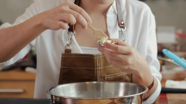 正面视图糕点厨师填充奶油或面团到模具制作饼干。视频素材