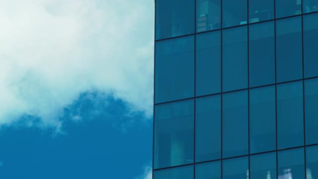 反射蓝天的玻璃摩天大楼视频下载