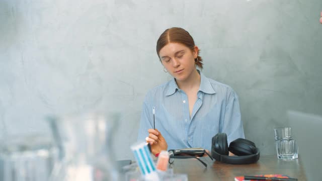 手持肖像女商人与数字平板电脑坐在桌子在办公室视频素材
