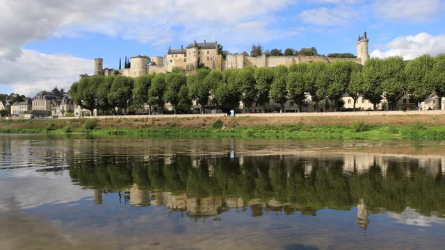 位于法国卢瓦尔河谷维也纳河对岸的希侬城堡。视频下载