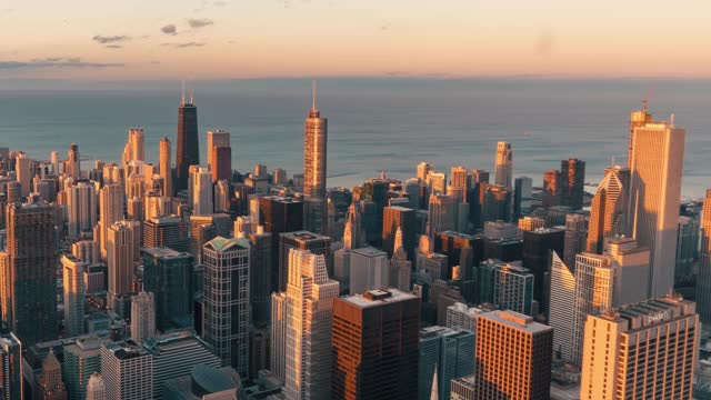 在美国伊利诺斯州的芝加哥，日落时分，从白天到夜晚的芝加哥天际线的时间流逝视频素材