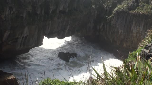 动力水在峡谷的岩石海岸和山区新西兰。视频素材