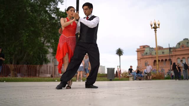 在城市广场上跳探戈的拉丁夫妇视频素材