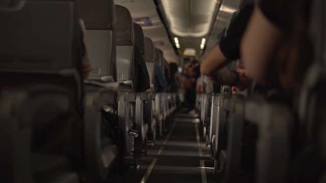 现代飞机乘客座位之间的通道视频素材
