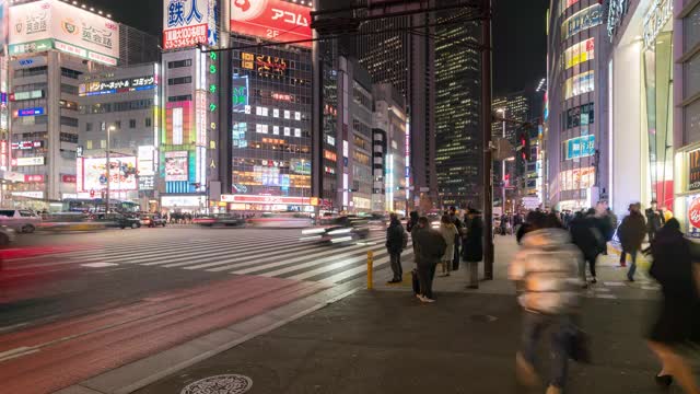 时光流逝:东京新宿歌舞伎町挤满了行人和游客视频下载