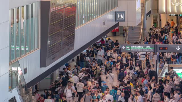 时光流逝:日本成田机场到达大厅的旅客视频素材