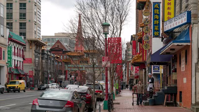 时光流逝:人们挤在美国华盛顿特区市中心的唐人街视频下载