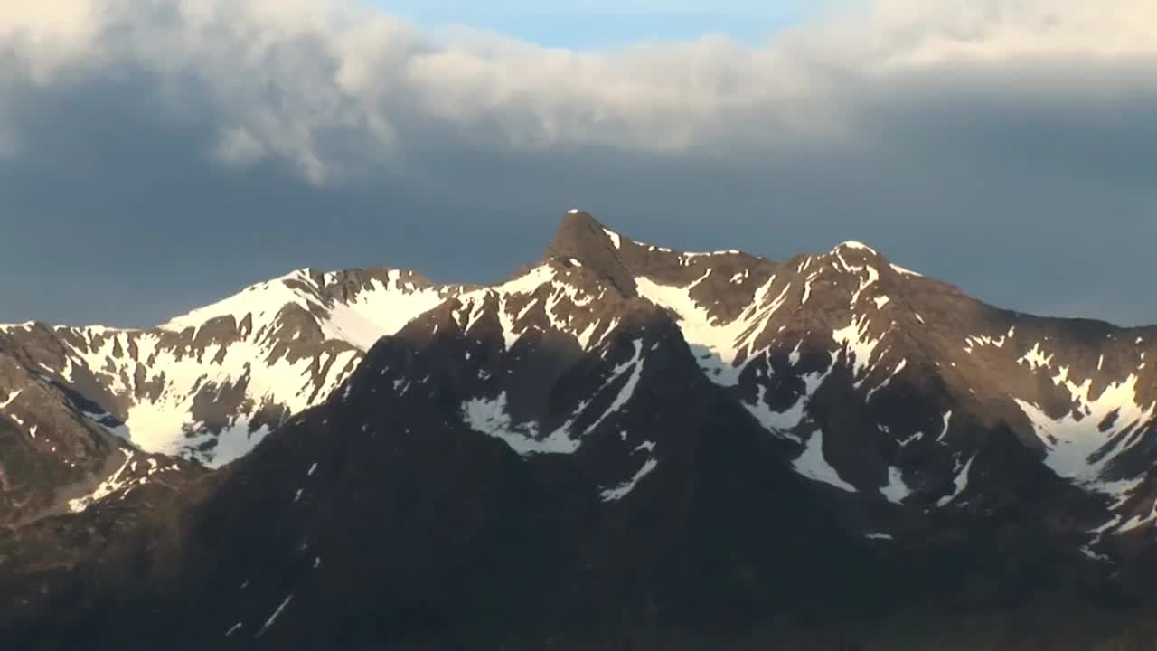 阳光明媚的阿拉斯加山景视频素材