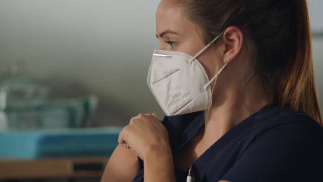 年轻女护士戴口罩接种疫苗视频素材