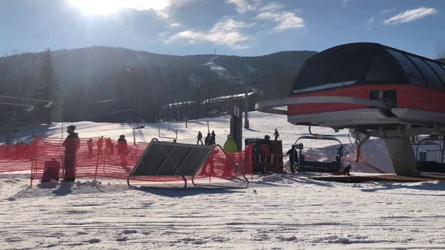 滑雪升降机和滑雪胜地的镜头与人群在星期天河度假村在伯特利，美国缅因州视频素材