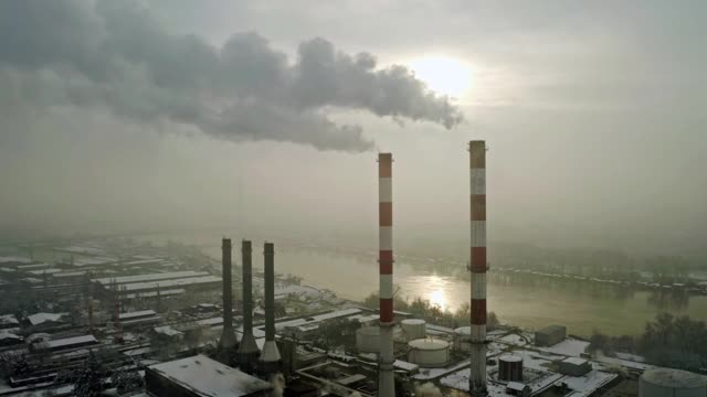 热电厂在一个冬天多雾的早晨工作，航拍视频。视频下载