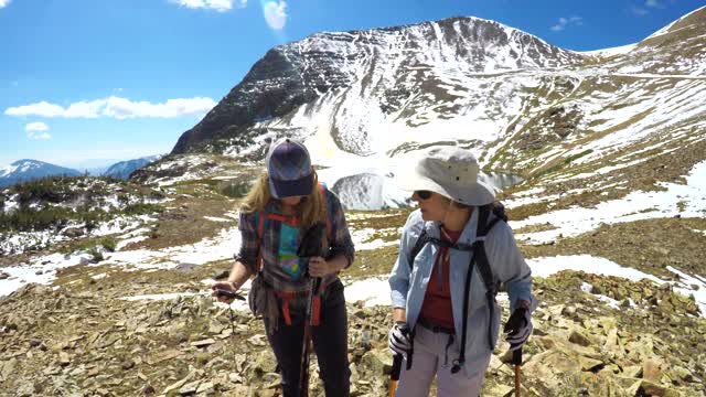 在科罗拉多州落基山脉附近的高山湖泊徒步旅行的妇女视频下载