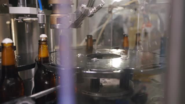 啤酒瓶在自动封盖过程中视频下载