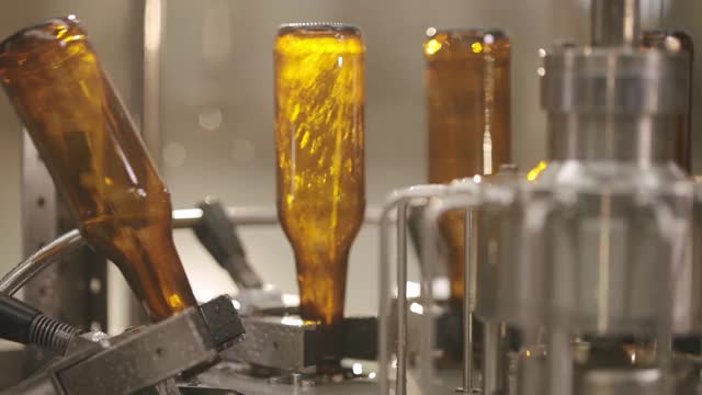 在自动机器上生产用于装啤酒的瓶子视频下载