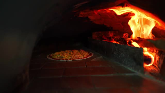 砖制披萨烤箱中的披萨面团视频素材