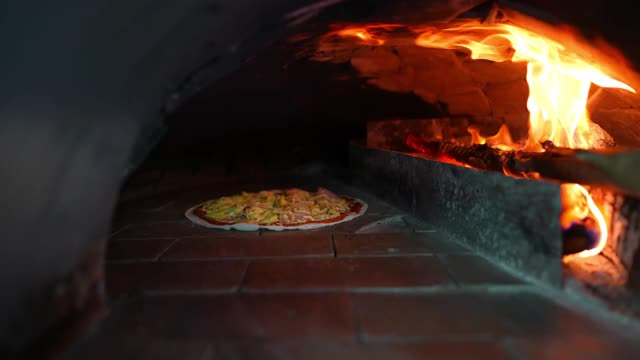 砖制披萨烤箱中的披萨面团视频素材