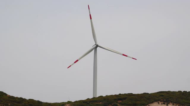 近距离拍摄的风力发电涡轮螺旋桨视频素材