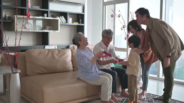 春节，家人团聚，夫妇带着孩子去爷爷奶奶家，给父母红包，给父母繁荣幸福视频素材
