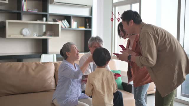 春节，家人团聚，夫妇带着孩子去爷爷奶奶家，给父母红包，给父母繁荣幸福视频素材