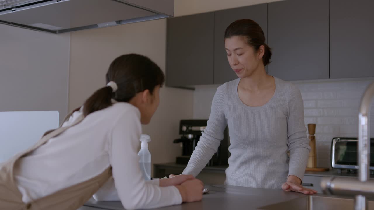 MS-十几岁的女儿在厨房和她的母亲说话视频素材