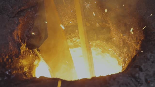 烧红的金属，在工厂里冶炼金属。热烧红的金属视频素材