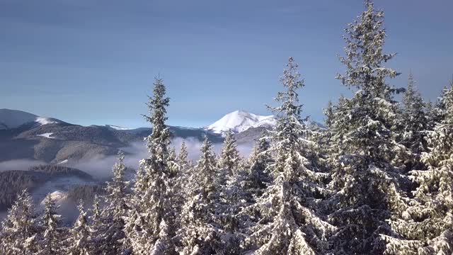 飞越冬季群山的美丽风景视频素材