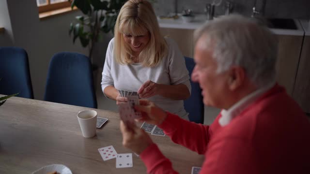 老夫妇在一起玩扑克牌玩得很开心视频素材
