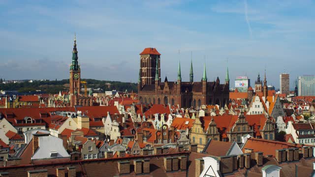 Gdańsk城市无人机视图。有历史悠久的廉价公寓的老城区视频下载