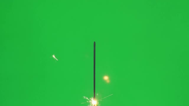燃烧的孟加拉火和火花的绿色背景在4K视频素材