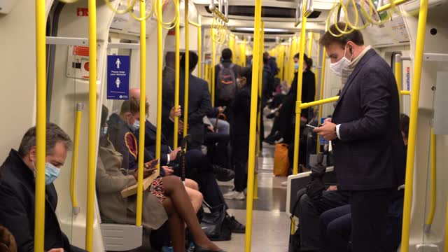 2021年伦敦地铁乘客戴口罩视频下载