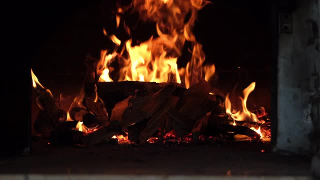 传统砖炉与火视频素材