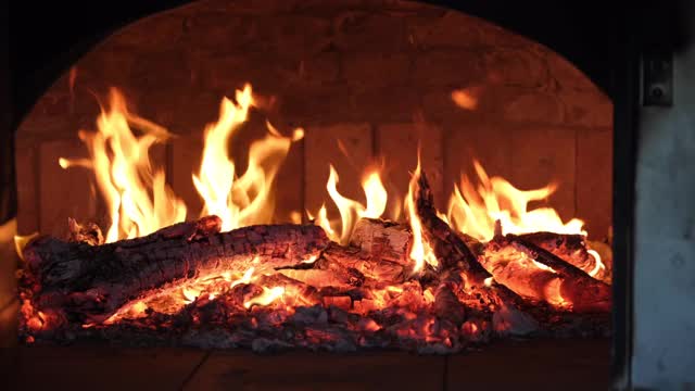 传统砖炉与火视频素材