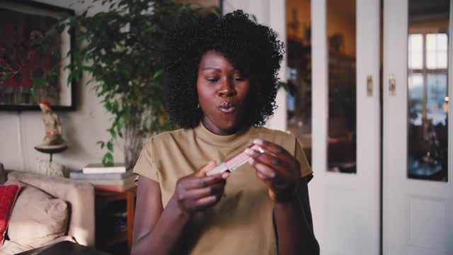 微笑成熟的非洲女性美容师在家制作唇彩教程视频下载