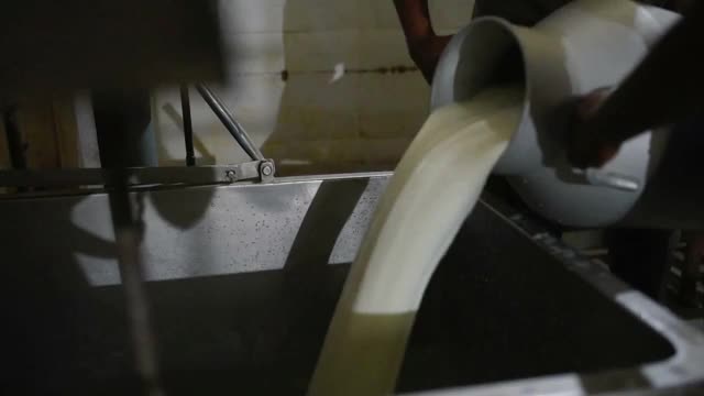 牛奶可以倒进牛奶场的进口槽里视频下载