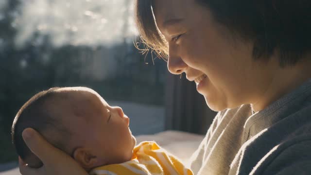 刚出生的女婴和她妈妈在一起视频素材