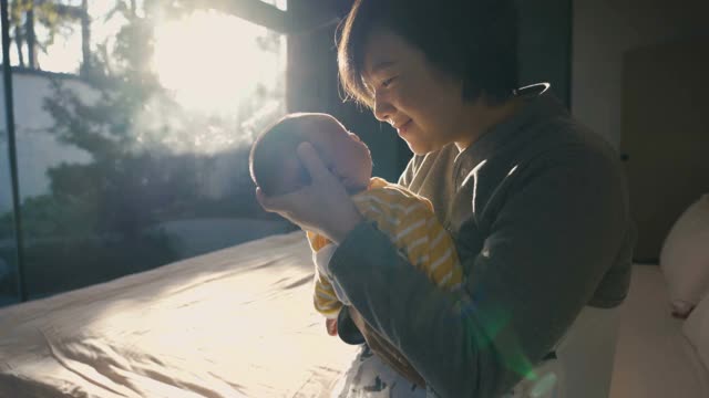 刚出生的女婴和她妈妈在一起视频下载