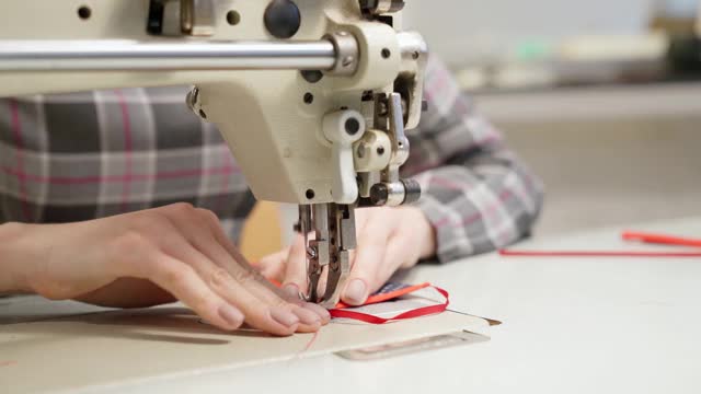 女裁缝在缝纫机上缝制防毒面具视频素材