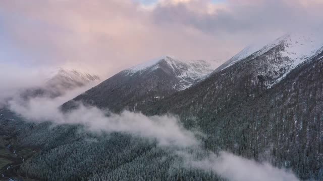 日落时分，新下了雪的群山中弥漫着雾气视频素材